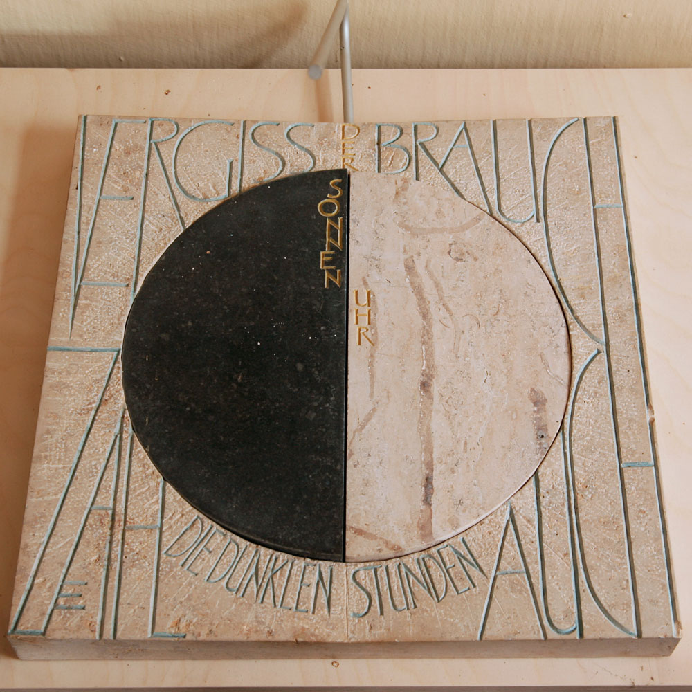 0010-natursteinobjekte-sonnenuhr